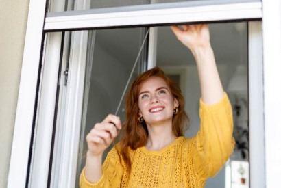 ¿Cómo arreglar una mosquitera enrollable que se ha descolgado?